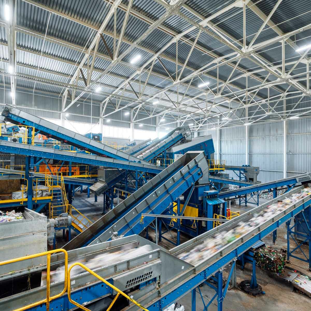 Planta de reciclaje industrial de ALBOMY, bandas transportadoras de materiales.